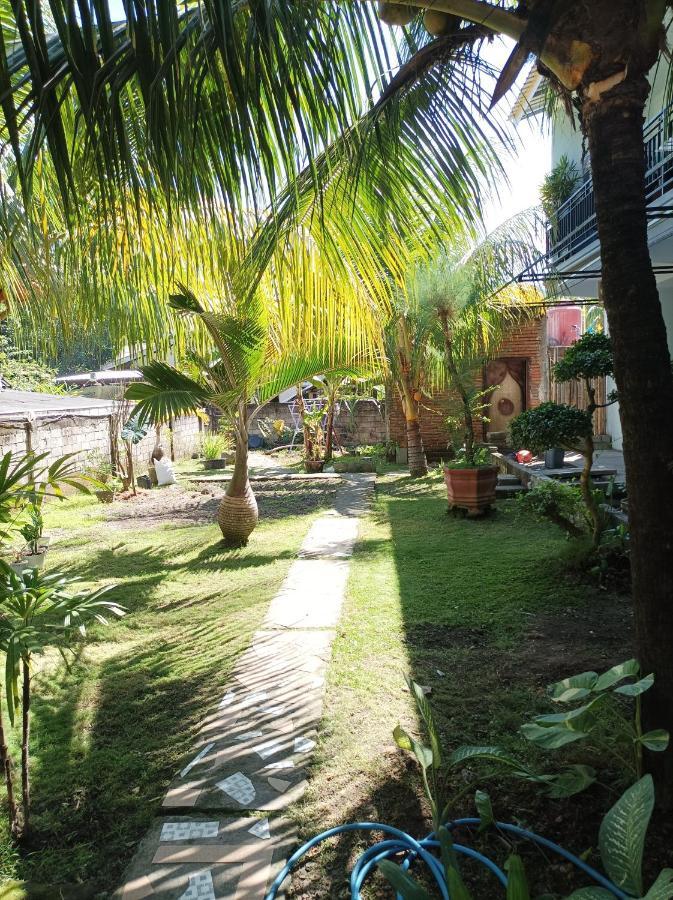 Merendeng Hostel Kuta Kuta  Экстерьер фото